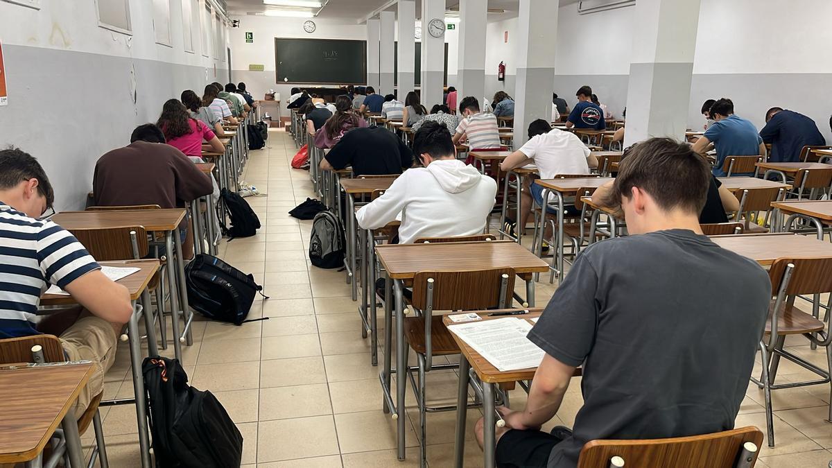 Varios alumnos de Bachillerato, durante un examen, en un instituto de Zaragoza.