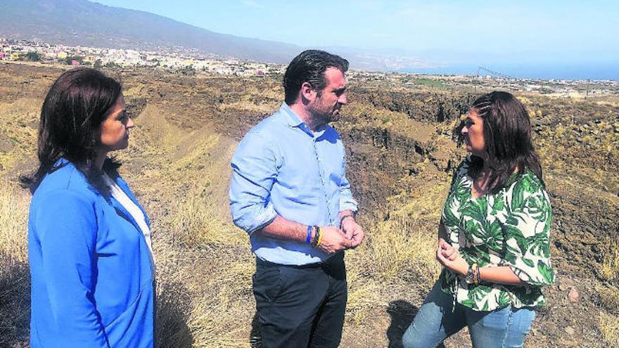 Águeda Fumero y Manuel Fernández, consejeros insulares del PP, y Carmen Luisa Castro (d), portavoz local del PP.