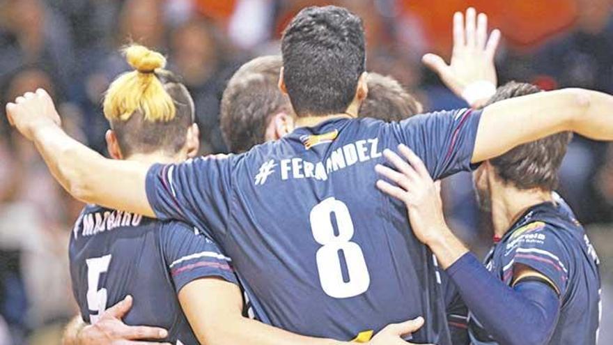 Los jugadores del Urbia Palma celebrando la victoria fundiéndose en un abrazo en el centro de la pista de Son Moix.