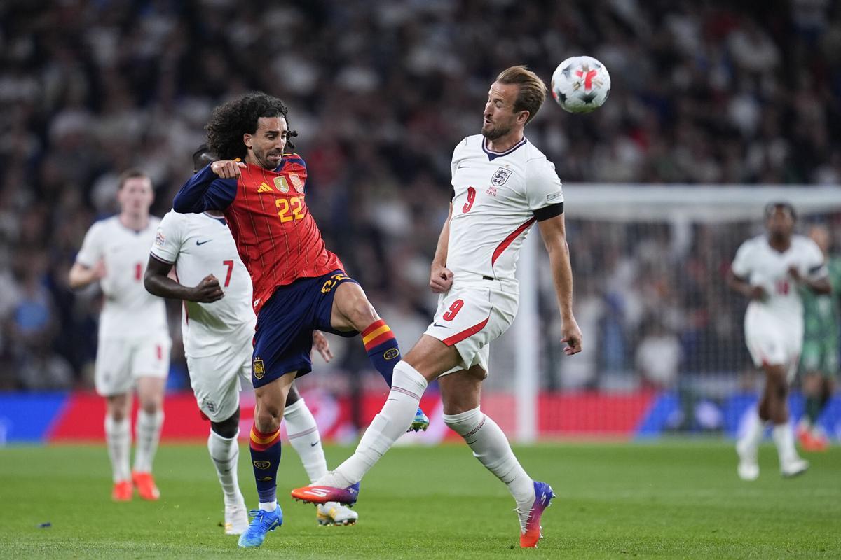Cucurella y Kane, en una acción del partido