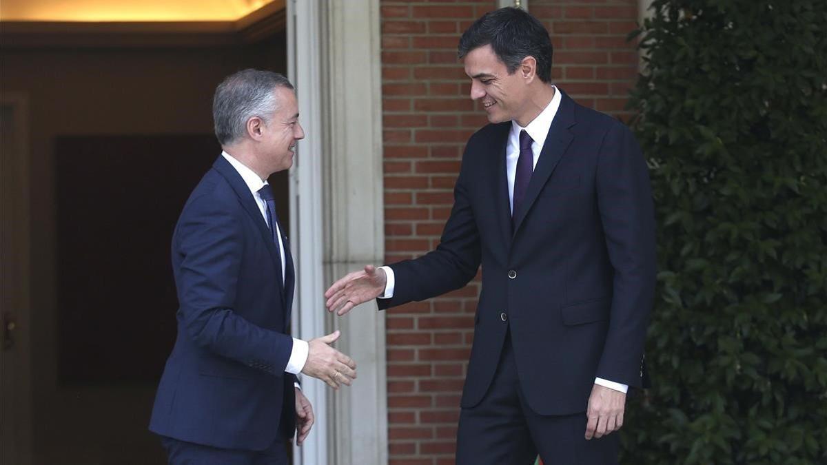 El presidente del Gobierno, Pedro Sánchez, junto al lehendakari, Iñigo Urkullu, en una de sus visitas a Moncloa