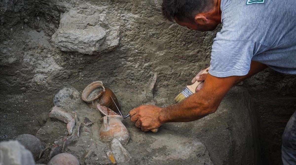Un arqueólogo trabaja en los nuevos hallazgos en Pompeya. Un arqueólogo trabaja en los nuevos hallazgos en Pompeya.