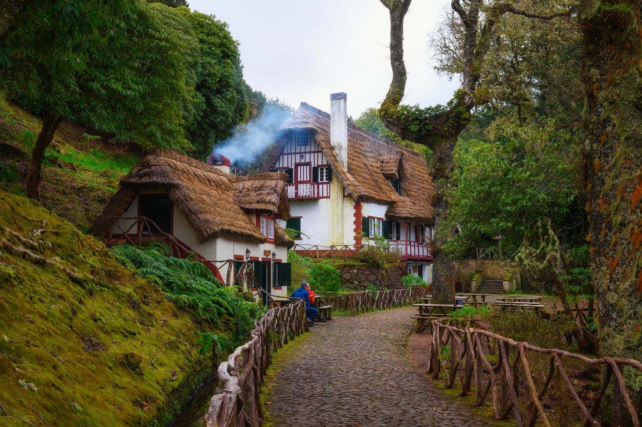 Casa histórica con techo de paja en el Parque Forestal de Queimadas.