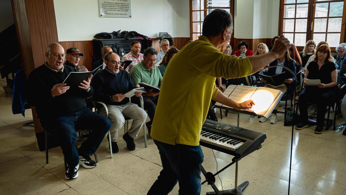 Ensayo del coro del Orfeón de La Paz ante la visita del papa León XIV