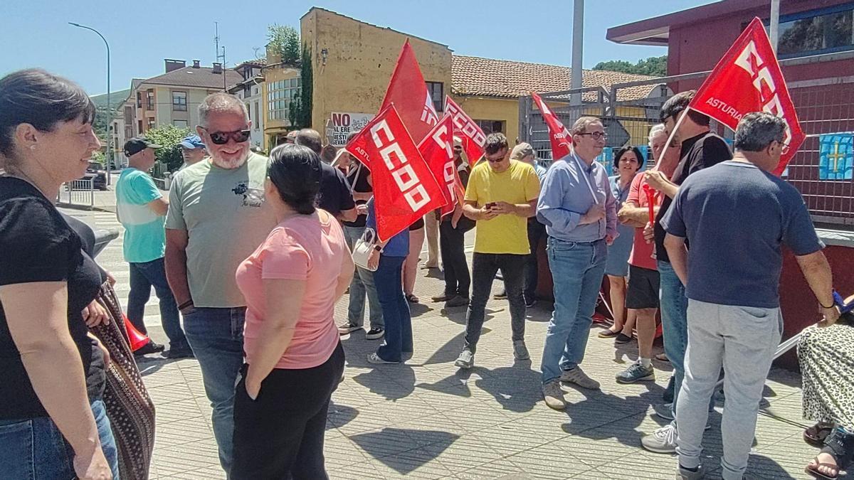 Concentración en la fábrica de Sebares, este miércoles.