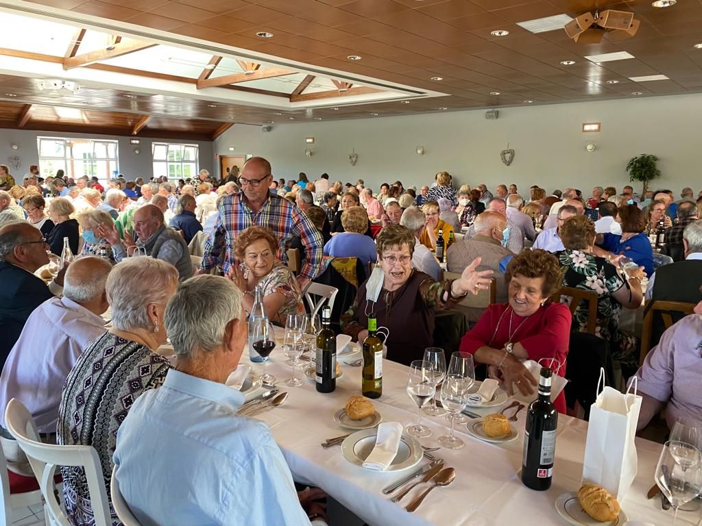 Multitudinaria cita de los jubilados de Llanera: más de 400 personas se reúnen en el regreso de la tradicional comida por San Isidro