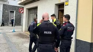 Desallotgen un bloc ocupat de Llançà i detenen dos homes buscats per robatoris que vivien il·legalment en un altre pis