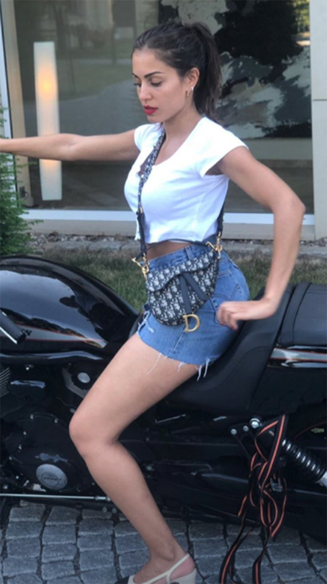 Hiba Abouk posando encima de una moto