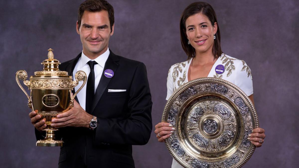 Los ganadores de Wimbledon, con sus trofeos