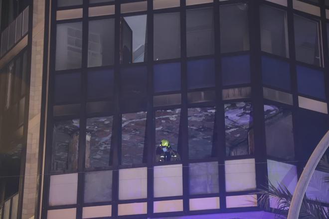 Las llamas obligan a desalojar un edificio en la avenida Alfonso el Sabio de Alicante