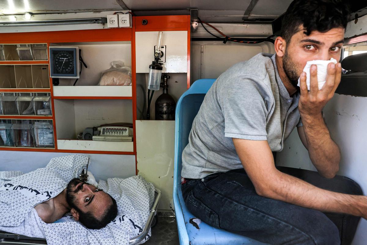 Heridos esperan en ambulancias para salir de Gaza por Rafah