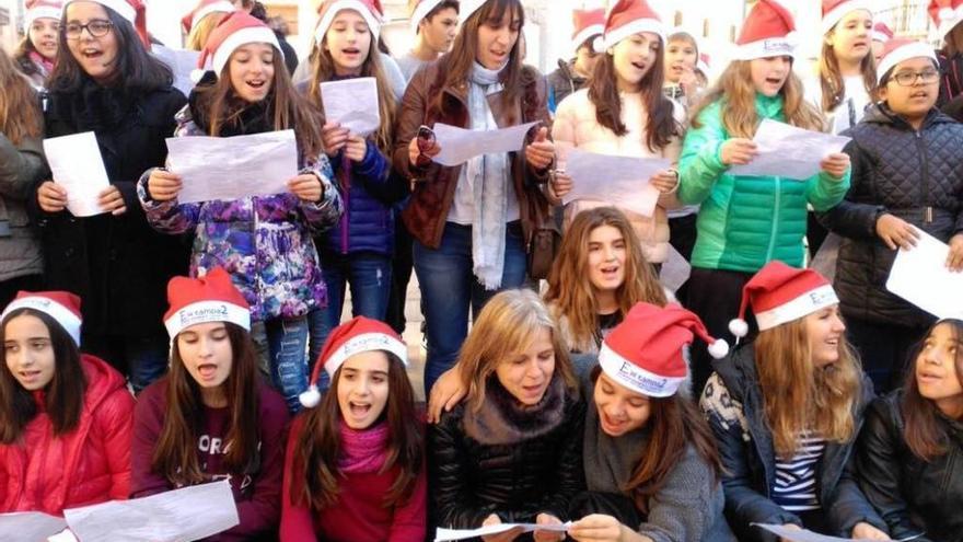 Alumnes de les Escolàpies cantant nadales.