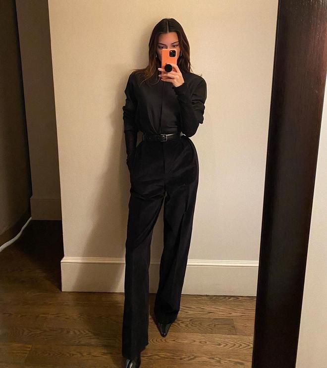 Kendall Jenner con total look negro de The Row