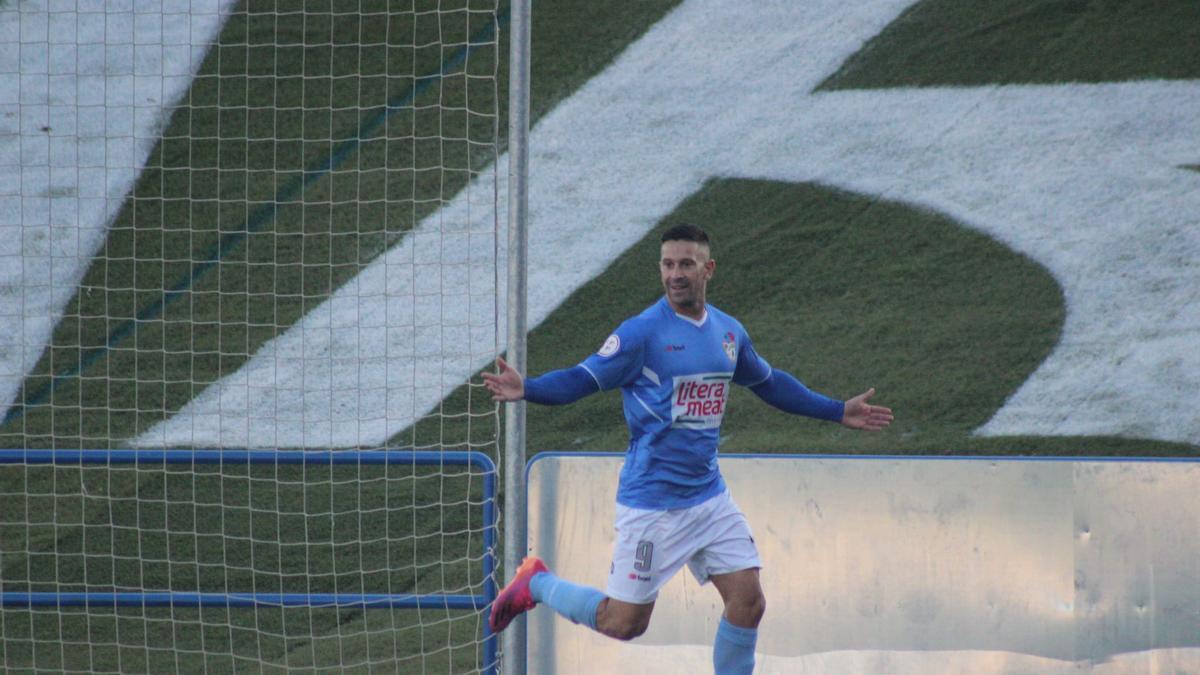 César San Agustín celebra uno de sus goles.