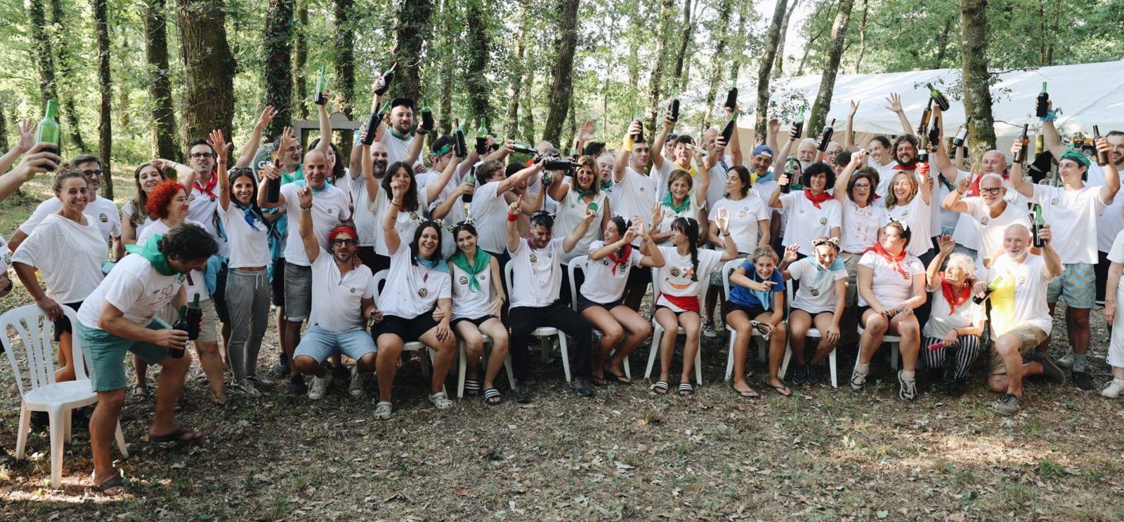 Los participantes en la reunión familiar de los Pernas posan en la Burga, donde se celebró la comida. | BERNABÉ/JAVIER LALÍN