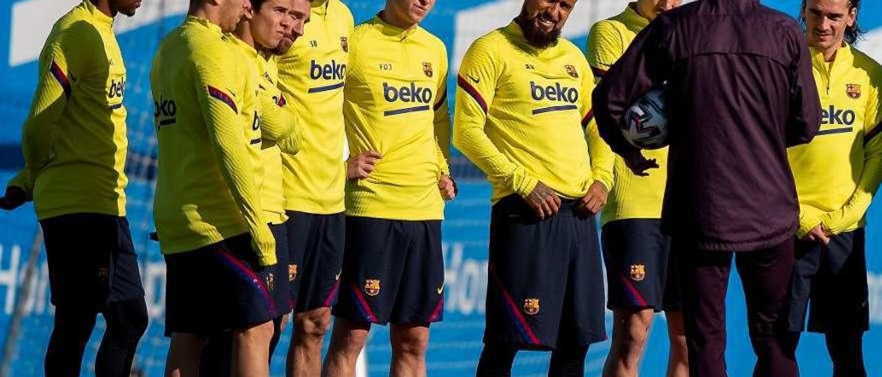 Los jugadores del Barcelona escuchan a Setién en un entrenamiento. // Efe