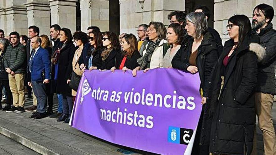 Concentración ante el Ayuntamiento por la mujer asesinada en Lugo por su pareja el pasado viernes.