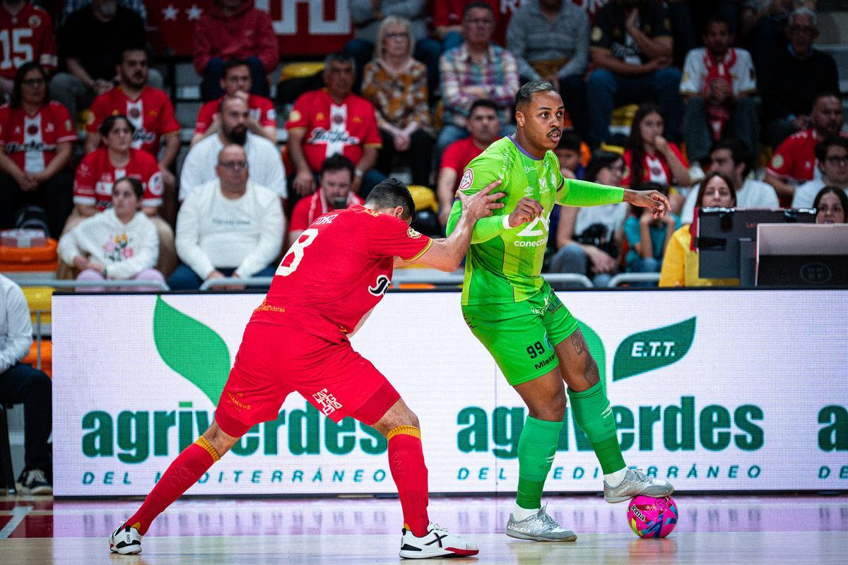 Alisson controla el balón en el partido del Palma Futsal en Cartagena