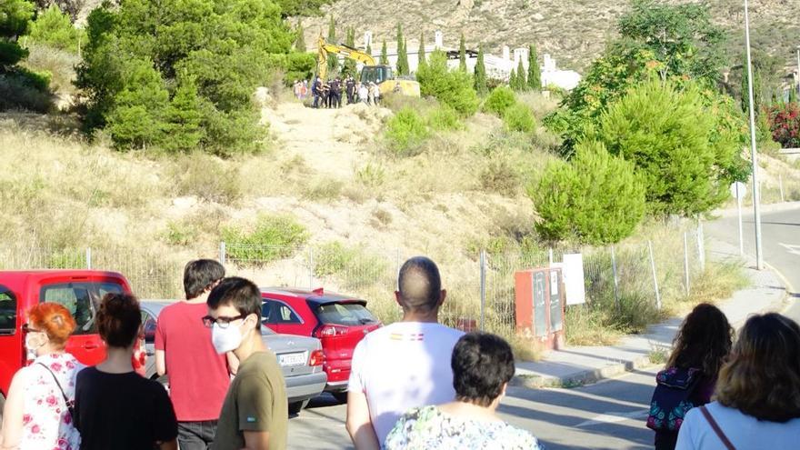 Vecinos concentrados esta mañana frente a las obras de Cuatro Picos.