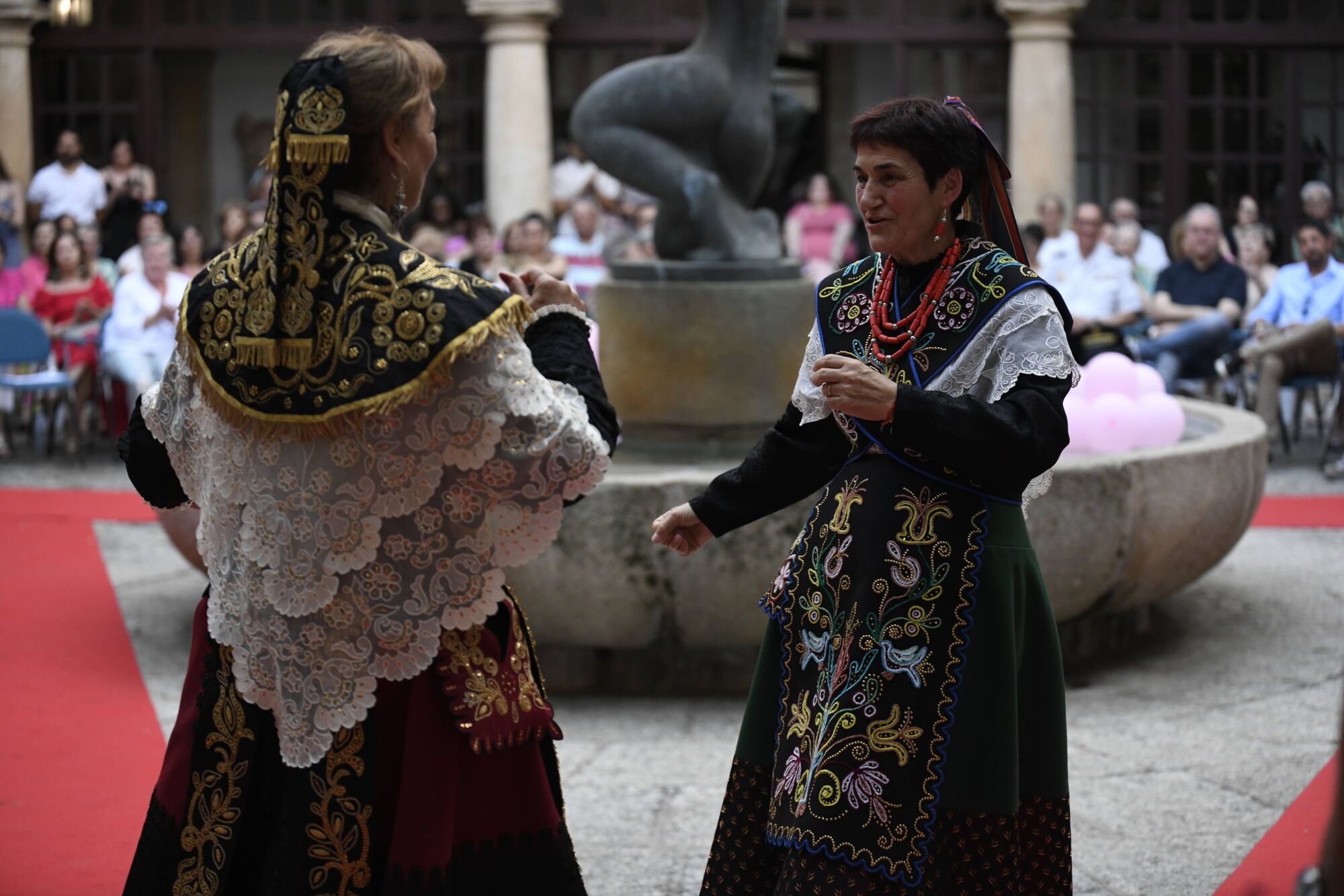GALERÍA | Desfile por la vida: pacientes oncológicas visten trajes tradicionales de Zamora