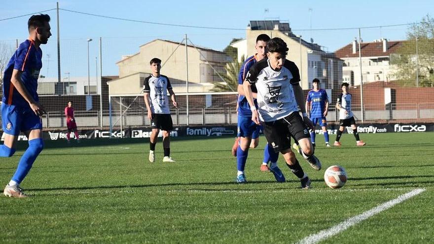 Un lance del partido en el que el Carcaixent se impuso a l'Olleria.