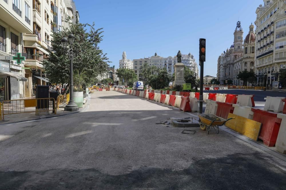 Comienzan a poner el suelo rojo de la Plaza del Ayuntamiento