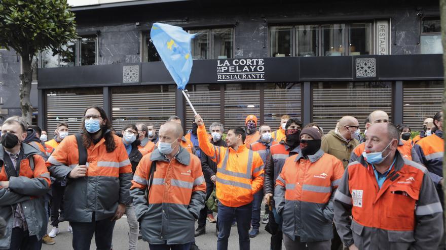 Protesta de los trabajadores de ArcelorMittal ante la Junta