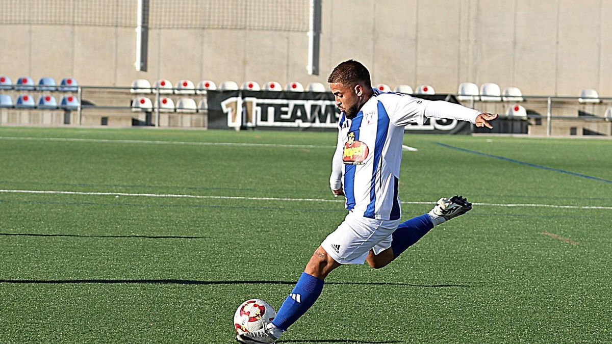 Luis Carbonell se dispone a rematar a puerta en un partido del Ejea.