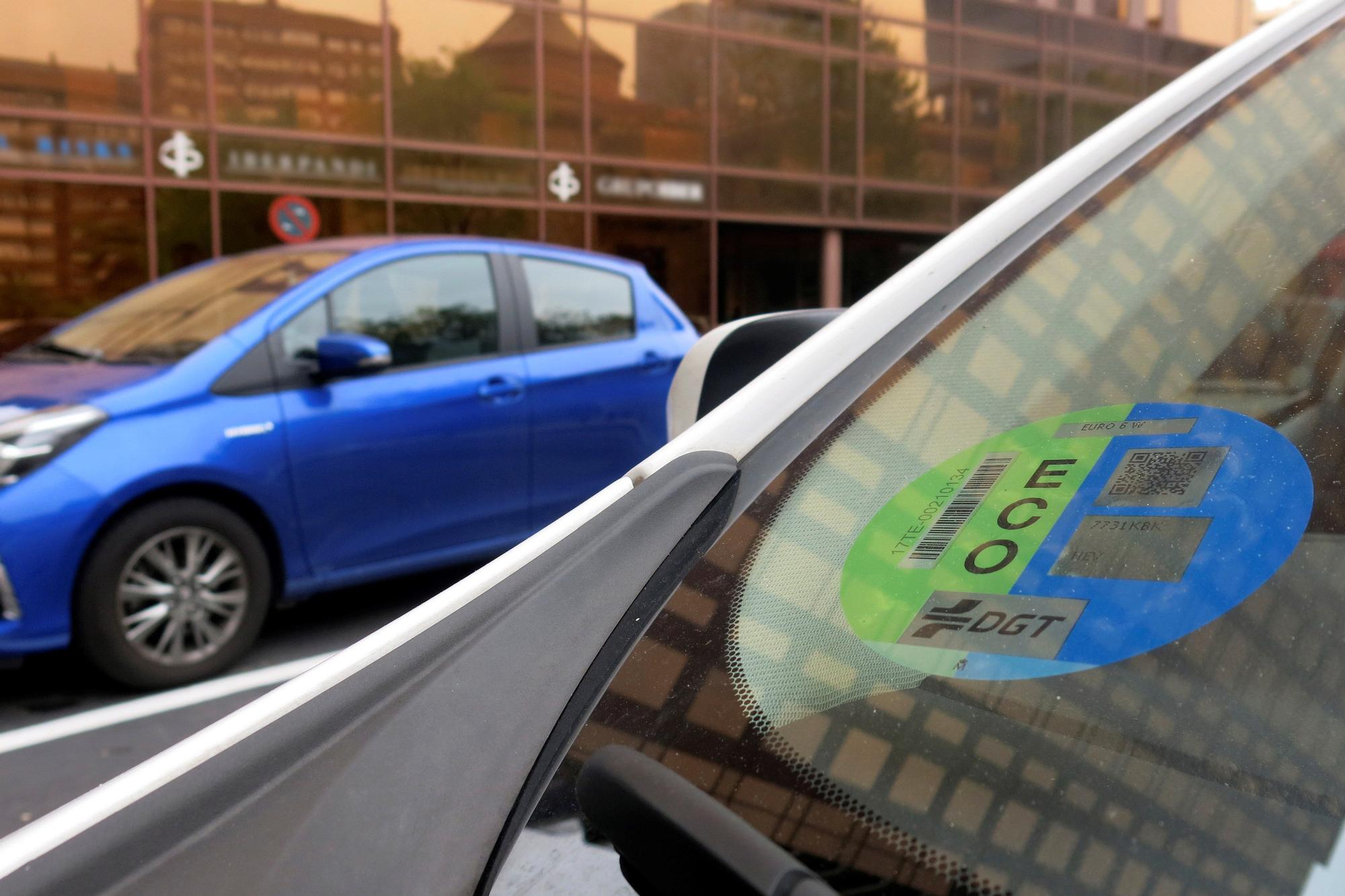 Los coches con etiqueta ‘ECO’ o son ‘0 emisiones’ tienen cada vez más facilidades para acceder o aparcar en el centro de las ciudades.