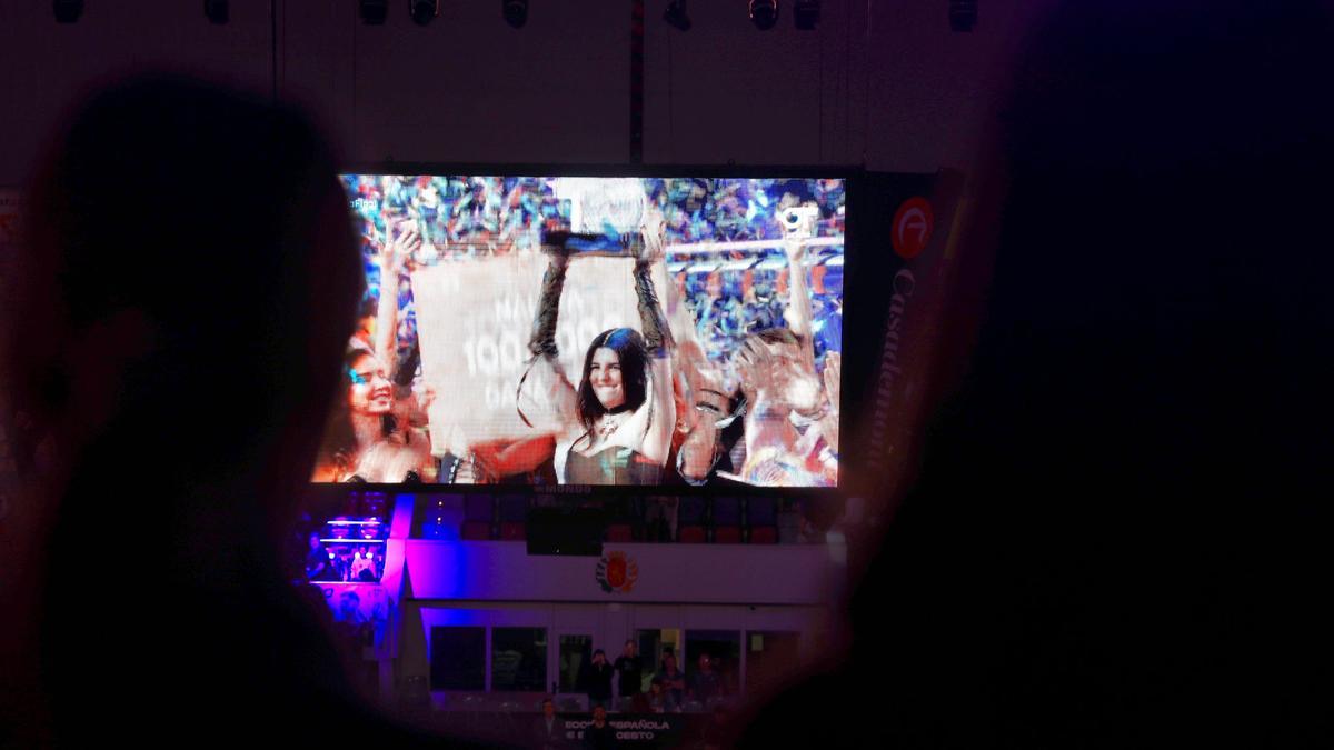 Naiara, ganadora de OT, a través de una de las pantallas gigantes en el Príncipe Felipe de Zaragoza