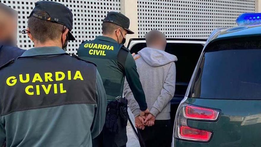 La Guardia Civil, con dos de los detenidos.