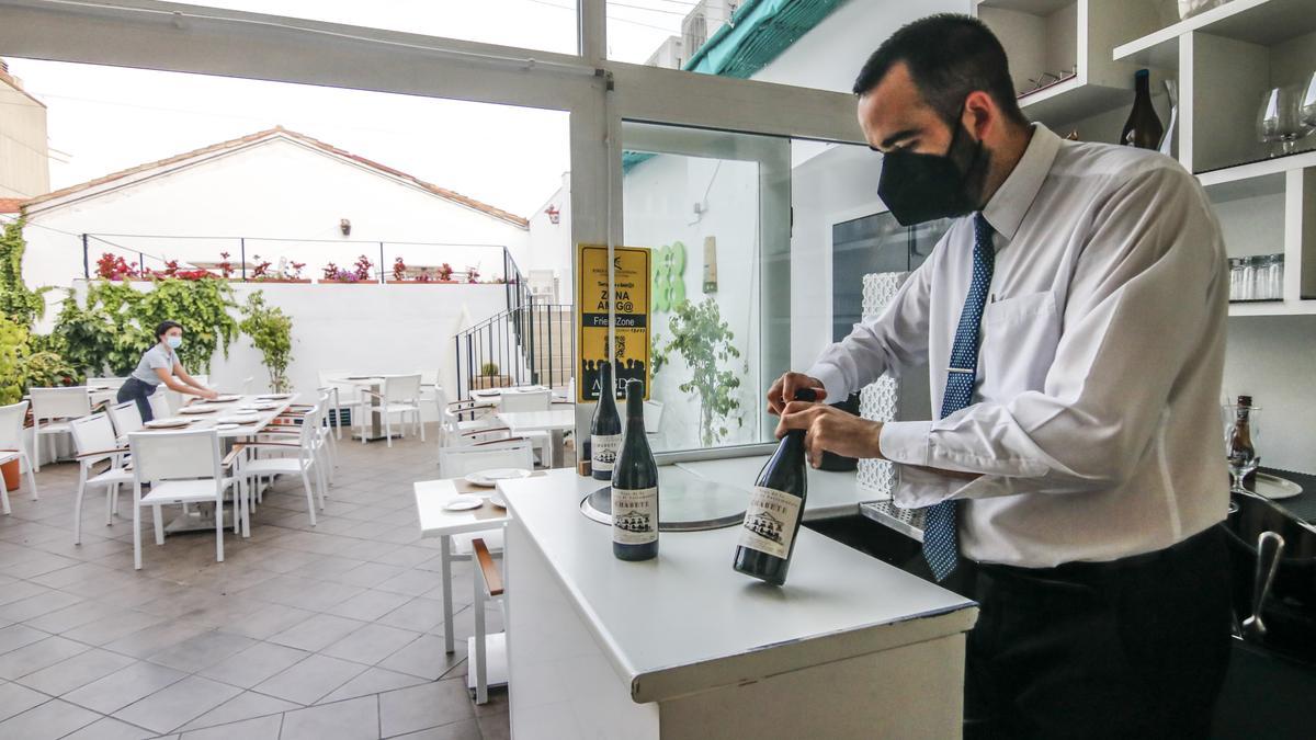 Miguel Ángel Delgado, jefe de Sala, descorcha un Chabete en El 13 de San Antón.