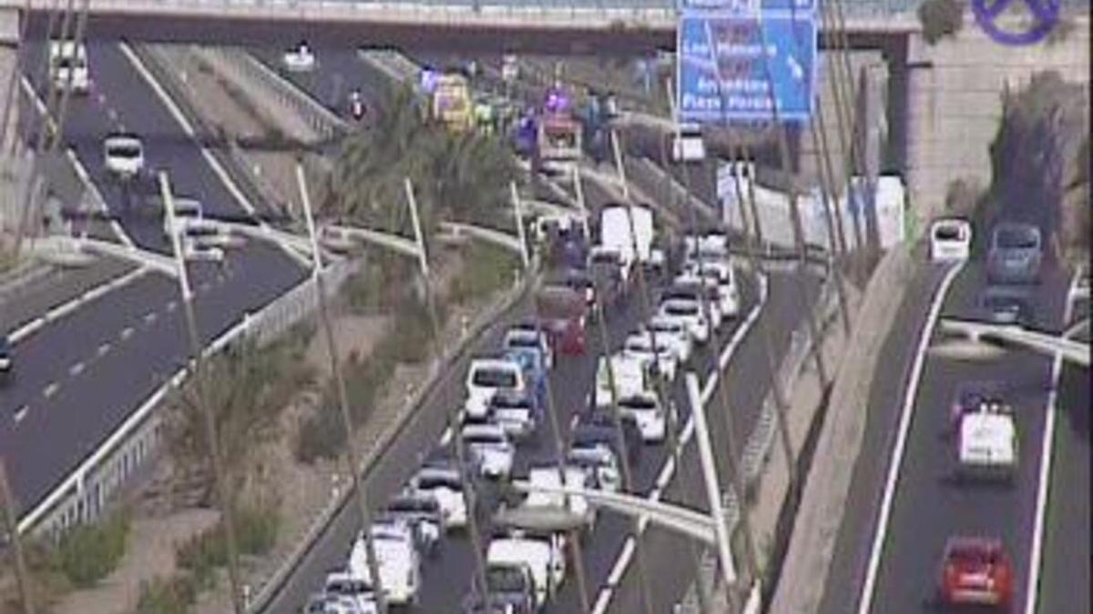 Colas en la autopista del Sur mientras la ambulancia atiende a la víctima.