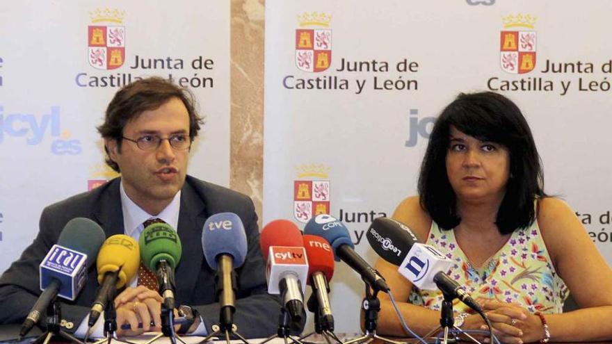 El director de Turismo y la secretaria territorial en León presentan los datos turísticos.