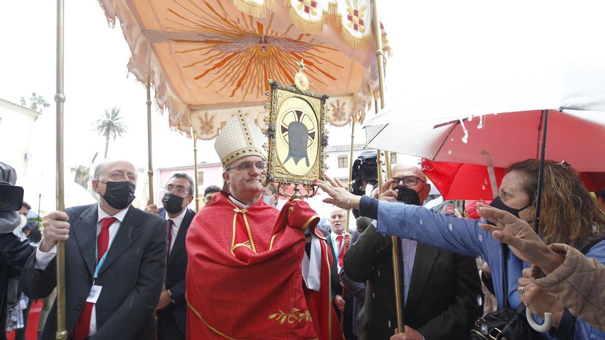 Un momento de la salida de la Reliquia bajo palio al exterior del monasterio