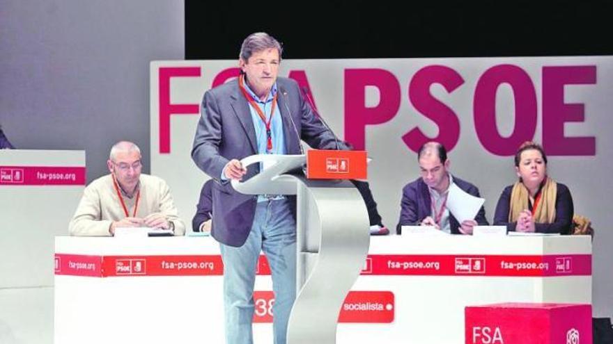 Javier Fernández, ayer, durante la apertura del congreso regional extraordinario de la FSA, en el auditorio municipal de Pola de Siero.