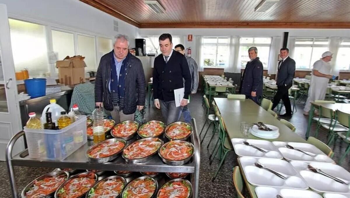 El conselleiro de Educaión, segundo por la izquierda, en una foto de archivo en el comedor del CEIP de A Ramallosa, Teo