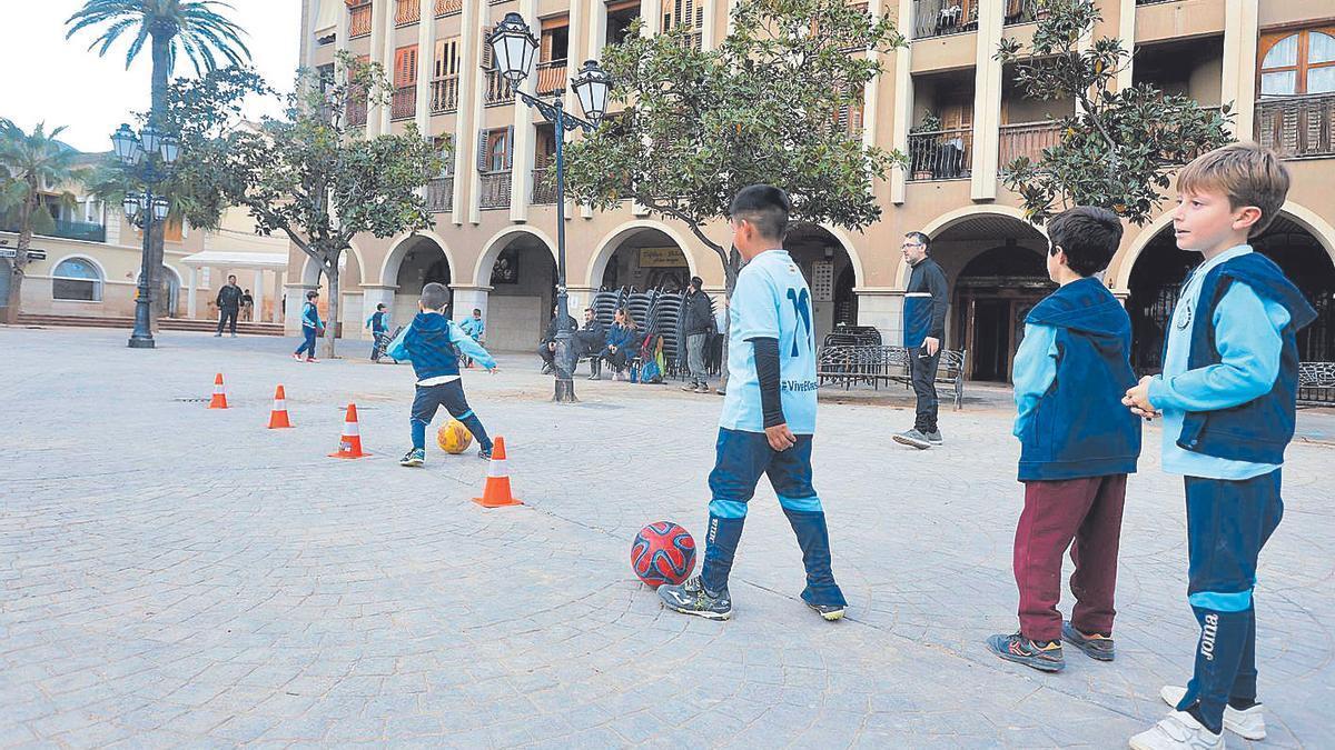 Un padre monta entrenamientos improvisados en la plaza Mayor de Paiporta