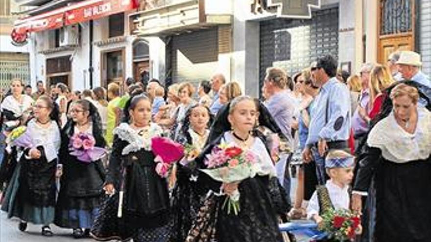 Segorbe honra a la patrona con flores y trajes típicos