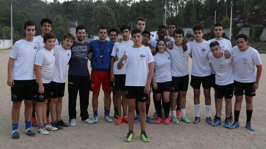 Pablo González Lois, con el pulgar en alto, posa con sus compañeros del juvenil del Seixalbo ayer en O Carqueixal. // Jesús Regal