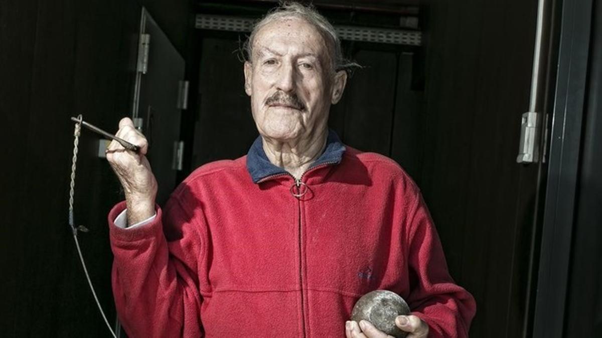 Valentí Huch, con un martillo, en las instalaciones del estadio Joan Serrahima de Barcelona.