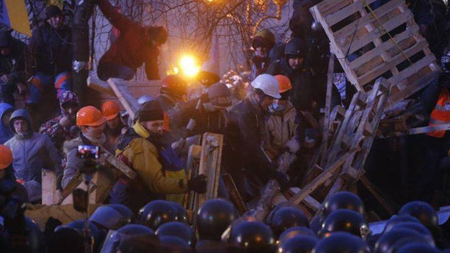 Policía y manifestantes se enfrentan en la plaza de la Independencia de Kiev