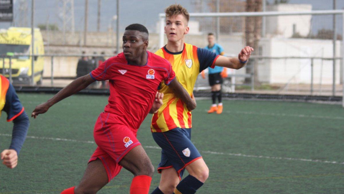 Víctor, en un partido con la selección balear junto a Arnau Comas. Este domingo se reencontrarán