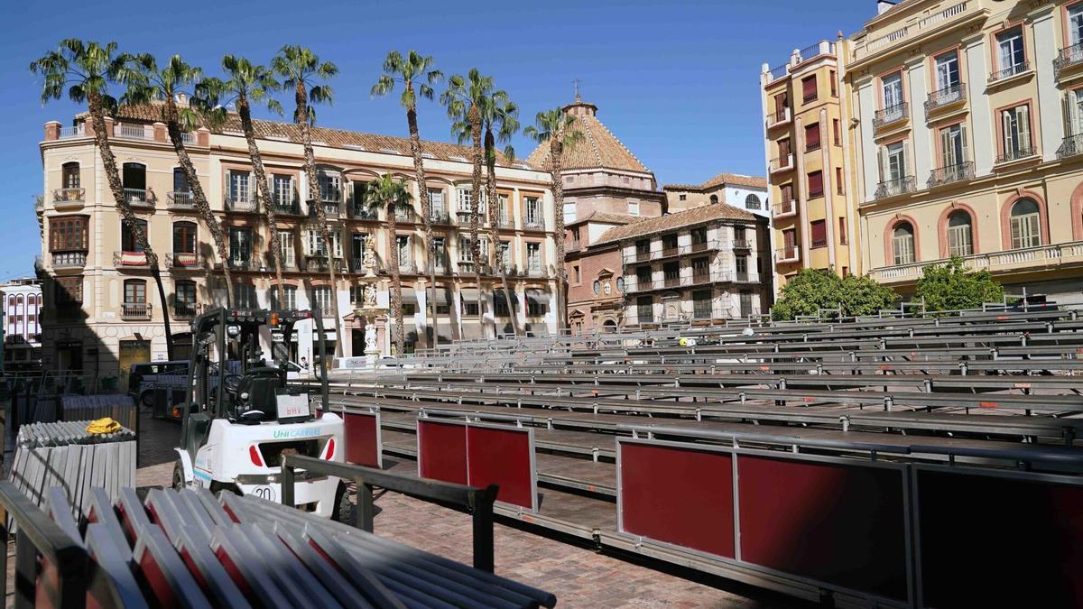 Obras de instalación de la Tribuna Principal de la plaza de la Constitución, este lunes, 24 de marzo