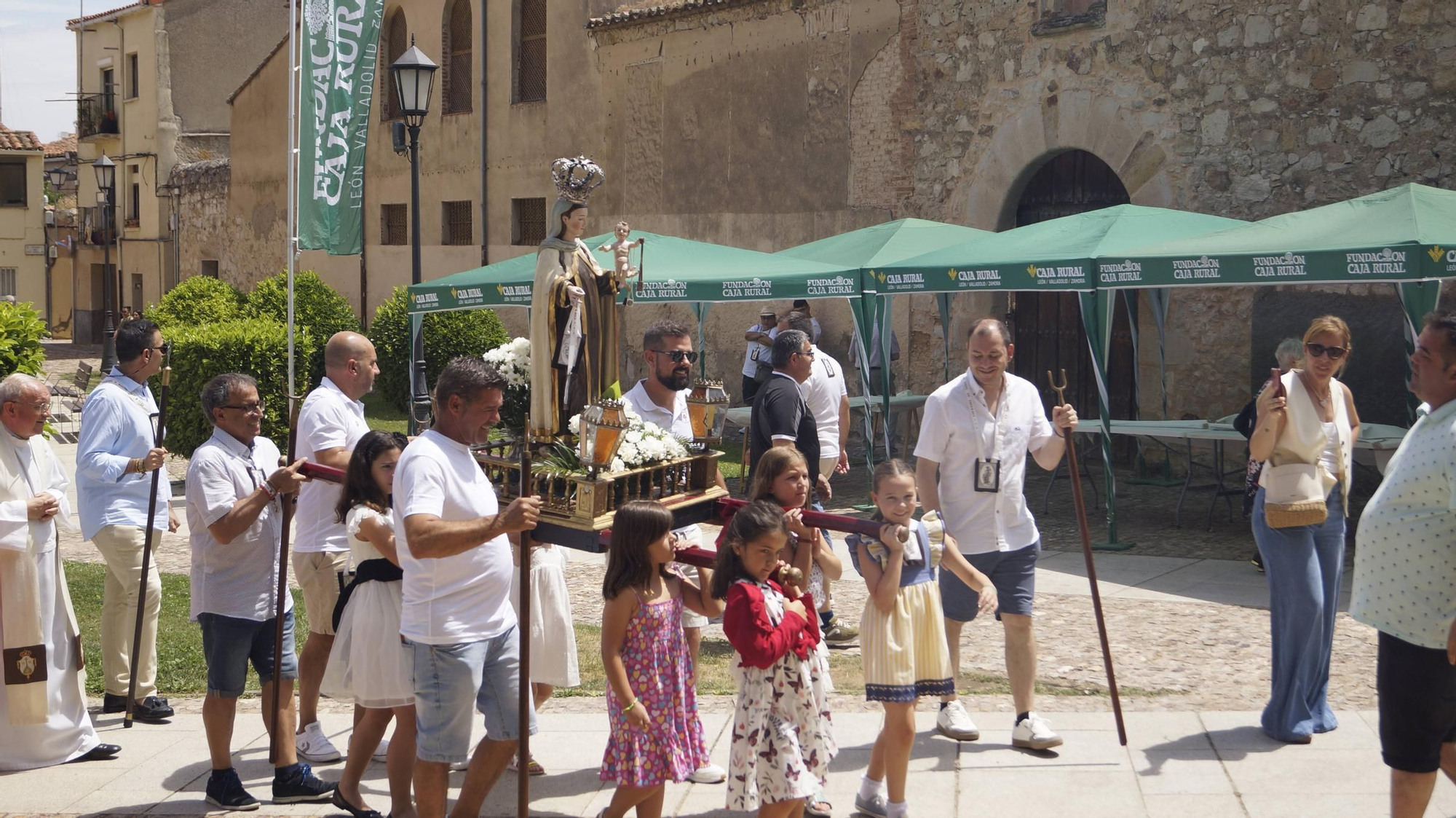 Procesión de los niños organizada por la Cofradía del Carmen de San Isidoro