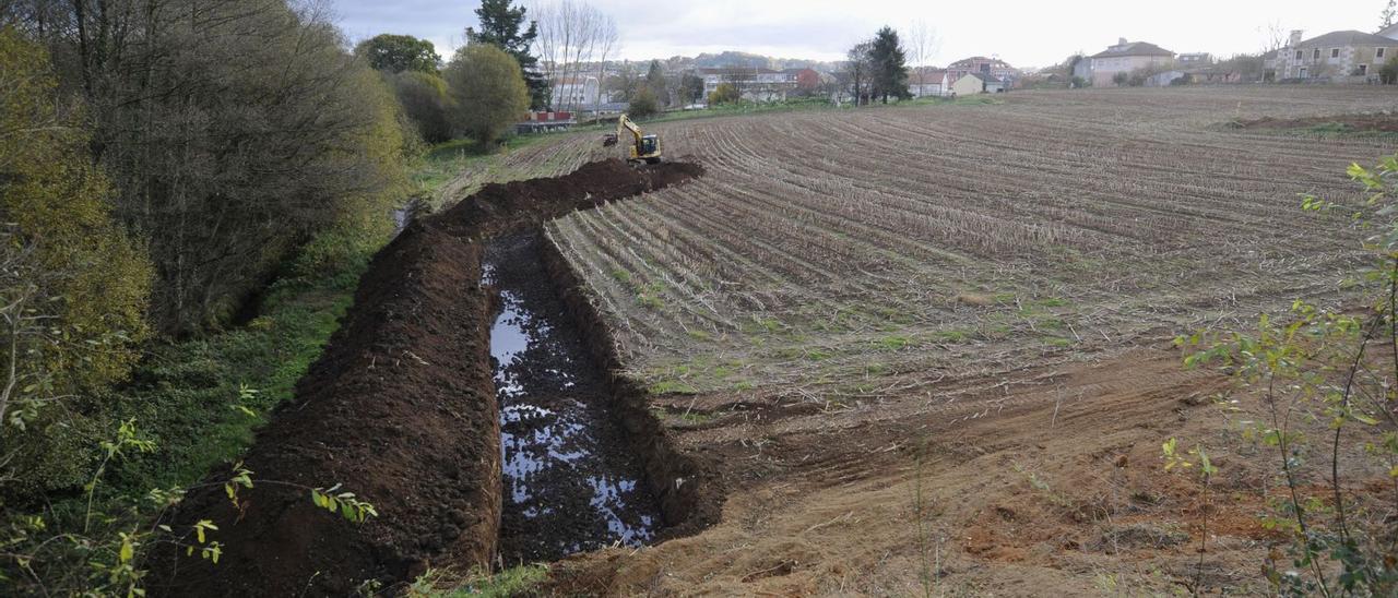 Movimientos de tierras, ayer, en la parcela de A Trigueiriza. |  // BERNABÉ/JAVIER LALÍN