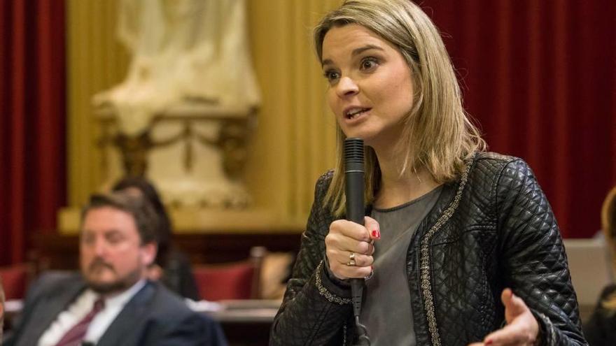 En la imagen, la portavoz del PP, Marga Prohens, y al fondo el popular Antoni Camps, en el Parlament.