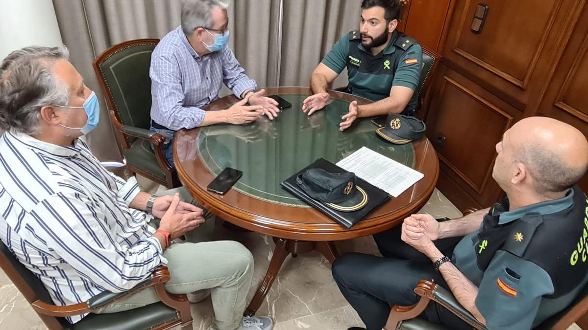 Reunión del alcalde de Albal con el teniente de la Guardia Civil.