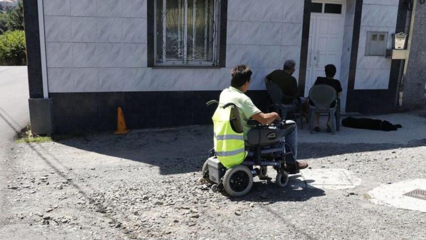 La plaza de Amio sin asfaltar y el resultado tras tapar las piedras