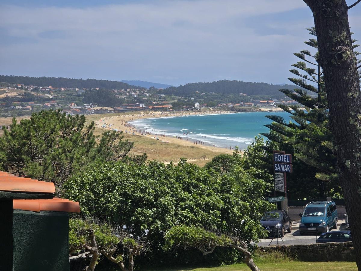 Las vistas desde el campamento sobre la playa de A Lanzada.